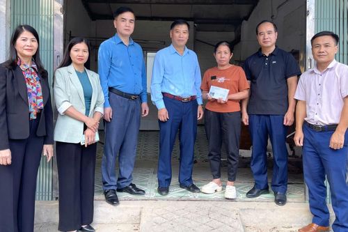Tặng quà các gia đình bị ảnh hưởng thiên tai tại phường Thục Phán