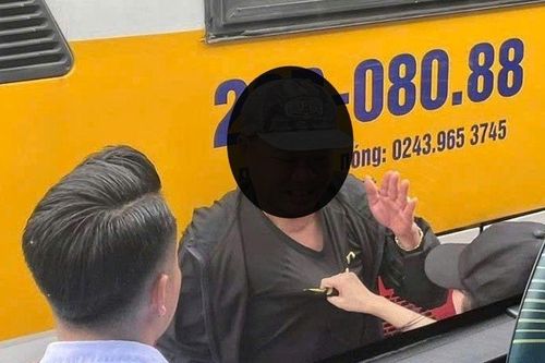 Người đàn ông dùng tay cố ý đụng chạm vào vùng nhạy cảm trên cơ thể cô gái ở bến xe Mỹ Đình