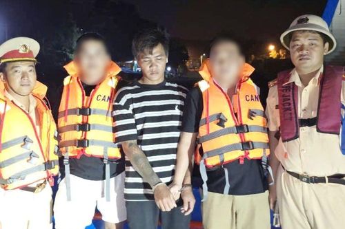 Công an bắt giữ đối tượng Nguyễn Văn Lâm khi lẩn trốn trên sà lan