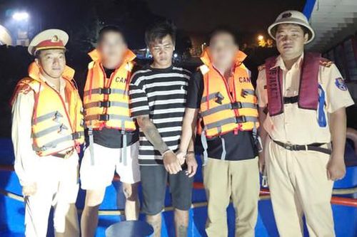 Đối tượng truy nã bị bắt giữ khi đang trốn trên sà lan
