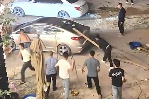 Bắt 10 người liên quan vụ bao vây, đập phá ô tô ở Nghệ An