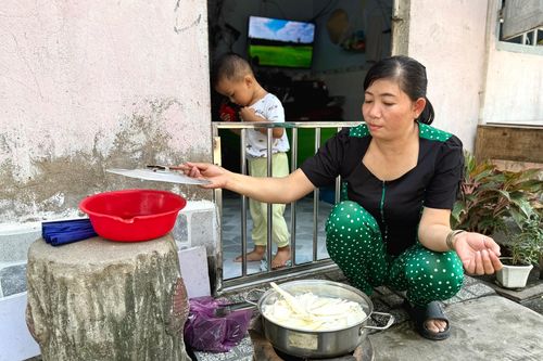 Giá thực phẩm leo thang, công nhân chắt bóp từng đồng cho bữa cơm