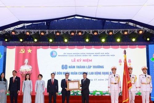 Trường Cao đẳng Điện tử - Điện lạnh Hà Nội đón nhận Huân chương Lao động hạng Ba