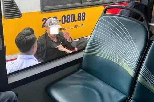Hà Nội: Nữ sinh khống chế người đàn ông bị tố động chạm cơ thể tại bến xe Mỹ Đình