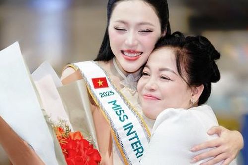 Mẹ đẻ Hoa hậu Kiều Duy gây chú ý khi tiễn con gái đi thi Hoa hậu Quốc tế