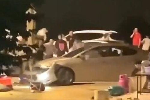 Thêm tình tiết sốc vụ nhóm người đập phá ôtô, tài xế 'điên loạn' tông trúng nhiều người