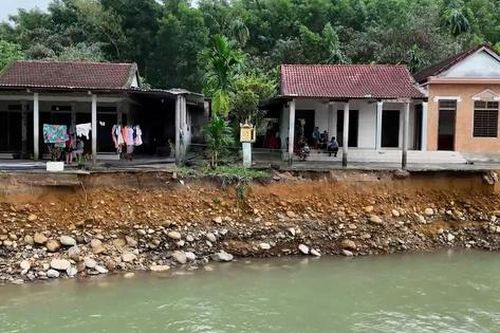 Những ngôi nhà chênh vênh bên dòng Thác Trượt sau mưa lũ lịch sử