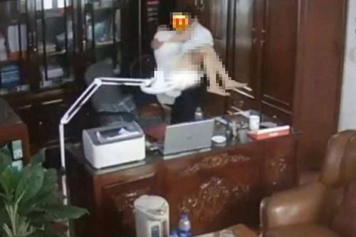 Vụ clip người đàn ông 'thân mật' với nhiều phụ nữ: Người phát tán có thể lĩnh tới 15 năm tù