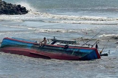 Tàu cá của ngư dân ở Lâm Đồng liên tiếp bị sóng đánh chìm