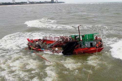 Cứu 8 ngư dân trên tàu cá bị chìm ở cửa biển Nhật Lệ
