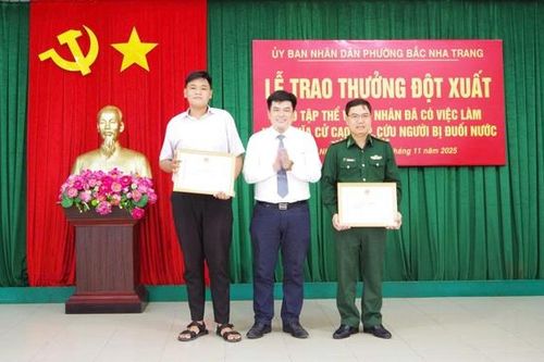 Thưởng đột xuất cho tập thể và cá nhân cứu người đàn ông nhảy cầu ở Nha Trang