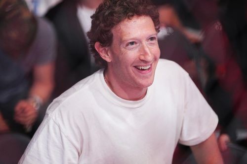 Mark Zuckerberg diện 3 đồng hồ xa xỉ chỉ với 1 áo phông trắng