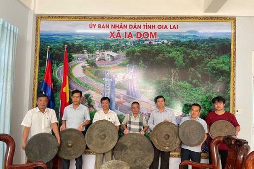 Gia Lai: Người dân trao tặng chiêng cổ cho chính quyền xã Ia Dom