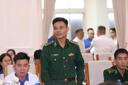 Lãnh đạo Bộ GD&ĐT lắng nghe thầy cô chia sẻ về công tác giáo dục ở vùng cao