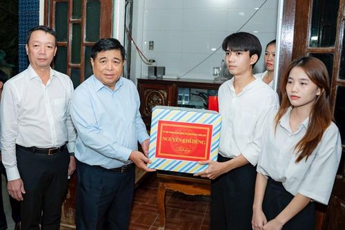 Phó Thủ tướng Nguyễn Chí Dũng thăm người dân bị thiệt hại do mưa lũ tại Huế