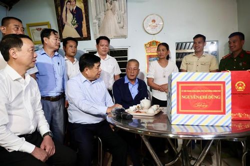Phó Thủ tướng Nguyễn Chí Dũng thăm hỏi, động viên các gia đình bị ảnh hưởng bởi mưa lũ tại Huế