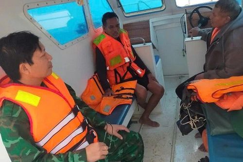 Nghệ An: Kịp thời cứu nạn 3 ngư dân tàu cá bị chìm trên biển