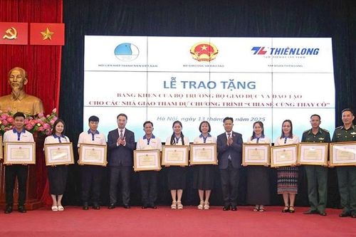 Trao Bằng khen và sổ tiết kiệm tặng 80 nhà giáo tiêu biểu trong bồi dưỡng thế hệ trẻ