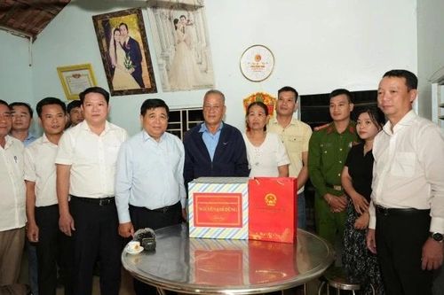 Phó Thủ tướng Nguyễn Chí Dũng thăm, tặng quà người dân vùng thiên tai tại Huế