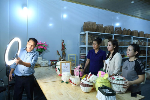 Chuyển đổi số kinh tế nông thôn: Cách làm hay từ Phượng Dực - Bài 2: Khi cán bộ 'đi trước, mở đường'