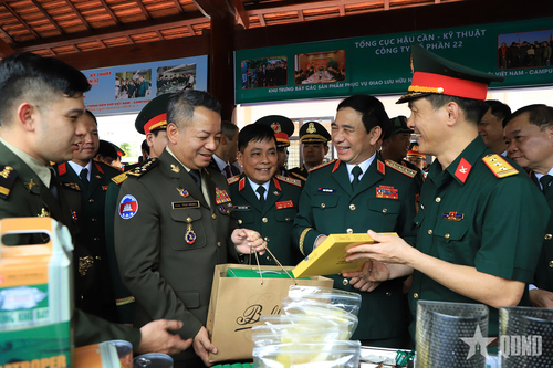 Sản phẩm của ngành Hậu cần – Kỹ thuật Quân đội Việt Nam thu hút sự chú ý tại Giao lưu hữu nghị Quốc phòng biên giới Việt Nam – Campuchia