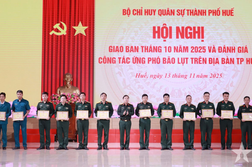 Bộ CHQS TP Huế: Khen thưởng tập thể, cá nhân có thành tích trong phòng, chống, khắc phục hậu quả mưa lũ