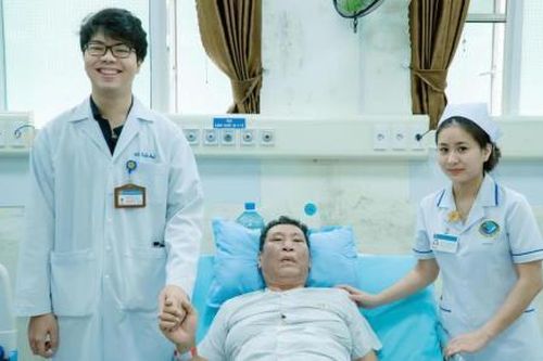 Cứu sống người đàn ông 70 tuổi hôn mê do ho ra máu nặng