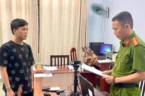 Vào bệnh viện trộm túi xách
