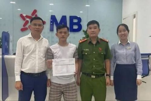 Trả lại gần 500 triệu đồng cho người chuyển nhầm