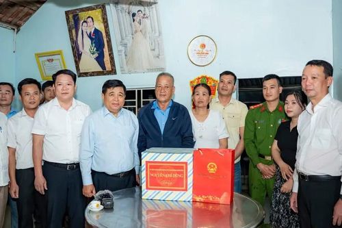 Phó Thủ tướng Nguyễn Chí Dũng thăm, tặng quà bà con vùng lũ ở TP Huế