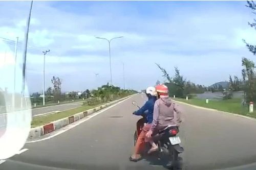 Taxi va chạm xe máy đang sang đường, một người tử vong