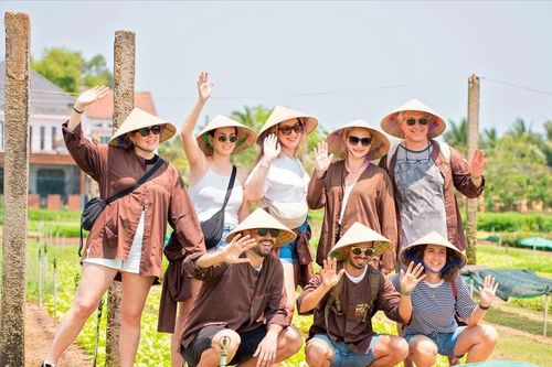 Miền Trung hút khách với tour trải nghiệm làm nông dân