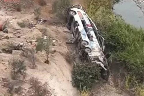 Xe buýt lao xuống khe núi ở Peru, hơn 60 người thương vong