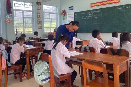 Thầy trò vùng bão vừa dọn trường vừa duy trì dạy học