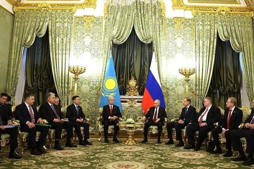 Tổng thống Kazakhstan thăm Nga: Tìm thế đứng cân bằng
