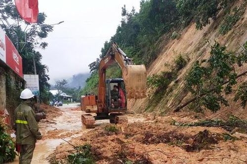 Công bố tình huống khẩn cấp để sửa chữa tuyến Trường Sơn Đông hư hỏng sau bão số 12