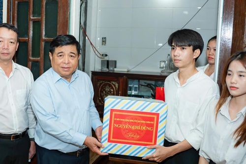Phó Thủ tướng Chính phủ Nguyễn Chí Dũng thăm, động viên người dân TP Huế bị ảnh hưởng bởi mưa lũ