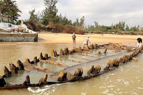 Tàu cổ xuất lộ sau bão
