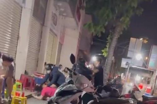 Mâu thuẫn mua bán, cô gái bị người đàn ông đánh đập dã man trên đường