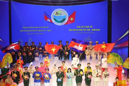 Buổi giao lưu thắm tình giữa các sĩ quan trẻ biên giới Việt Nam - Campuchia