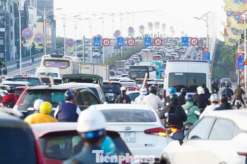 Hà Nội: Cửa ngõ phía Đông kẹt cứng, dòng xe nối dài lên cầu Vĩnh Tuy