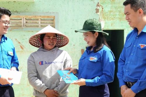 Bí thư Trung ương Đoàn thăm hỏi, tặng quà người dân vùng lũ Đắk Lắk