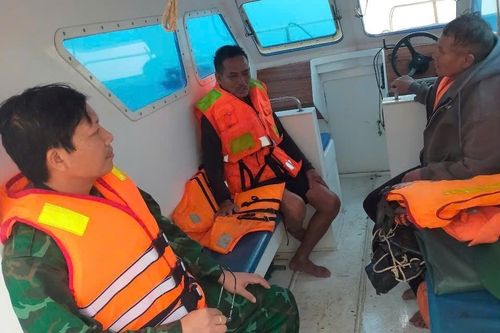 Cứu sống 3 ngư dân bị chìm tàu cá trên biển