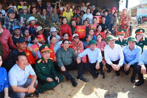 Thủ tướng Phạm Minh Chính thăm, động viên người dân và doanh nghiệp bị ảnh hưởng bởi bão số 13