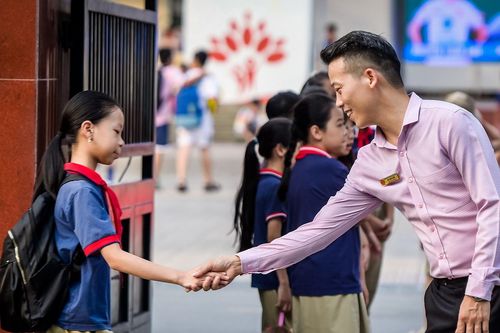 Thầy cô giáo 'nhàn' hơn khi bỏ bắt lỗi bằng chào đón học trò