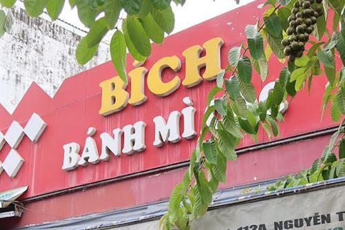Phát hiện nguyên liệu 'trôi nổi' trong tiệm bánh mì gây ngộ độc hơn 300 người