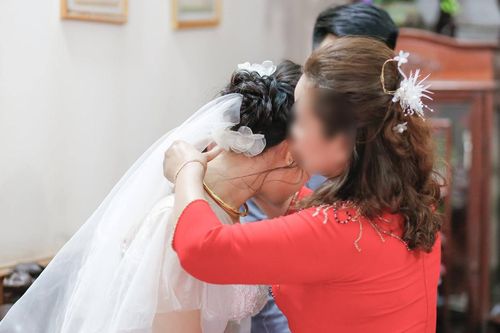 Nhà trai muốn bỏ phần trao vàng cưới, xúc động trước câu nói của thông gia