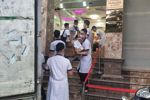 Hàng chục thùng tài liệu được đưa ra khỏi thẩm mỹ viện Mailisa ở Hà Nội, Đắk Lắk