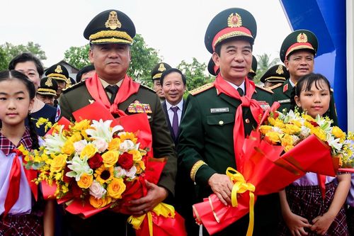 Thầy và trò vùng biên đón 2 Bộ trưởng Quốc phòng Việt Nam và Campuchia