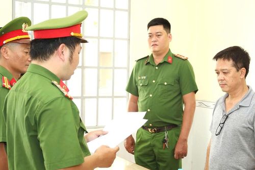 Bắt tạm giam cựu giám đốc ngân hàng ở Cần Thơ